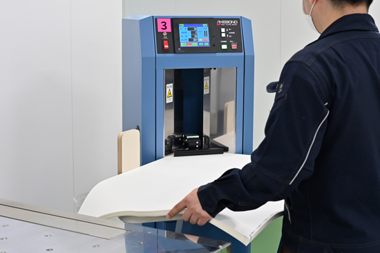 紙枚数計数機の作業風景